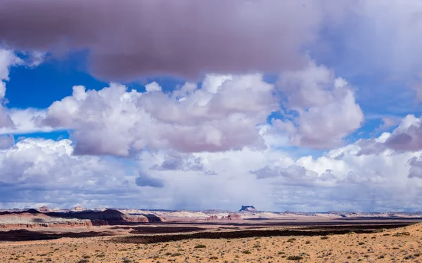 Nubes rosas y blancas sobre el desierto de Utah — Foto de Stock