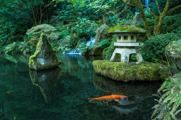 Una linterna y una cascada en el jardín japonés de Portland — Foto de Stock