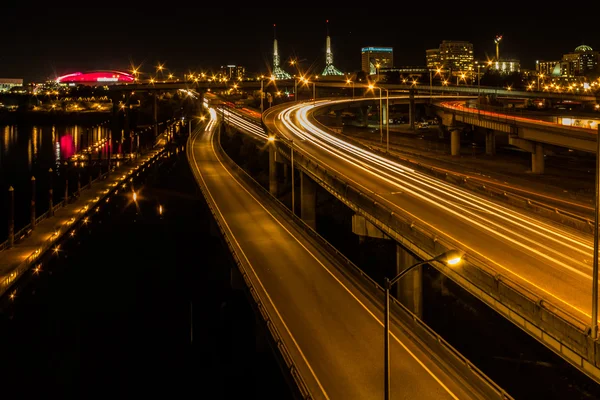 Puente sobre el río Willamette por la noche — Foto de Stock