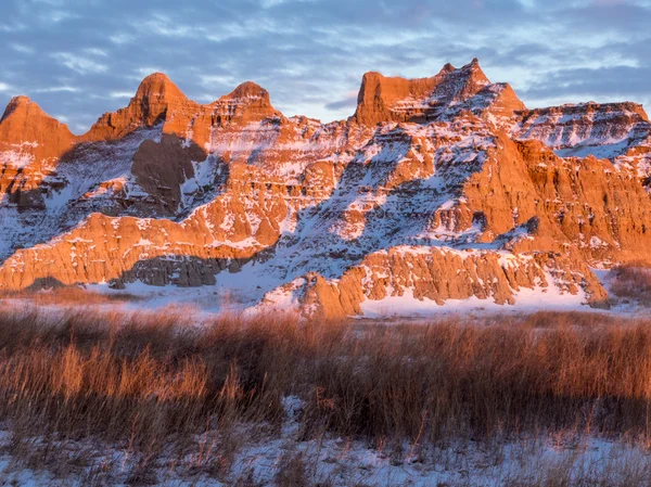 Rögös csúcsok a Badlands, télen — Stock Fotó