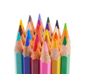 Beyaz arkaplanda izole edilmiş renkli kalem uçları kapat