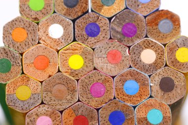 Beyaz arkaplanda izole edilmiş renkli kalemler yakın plan