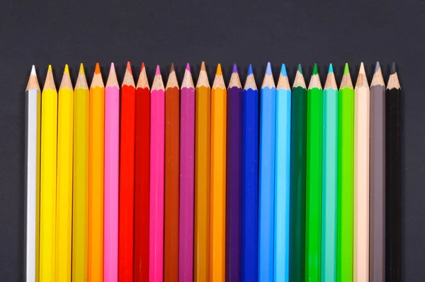 Linia Kolorowych Ołówków Czarnym Tle — Zdjęcie stockowe