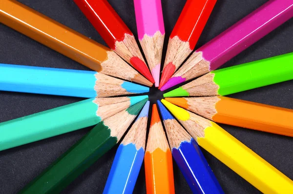 Conjunto Lápices Colores Organizados Sobre Fondo Negro Cerca —  Fotos de Stock