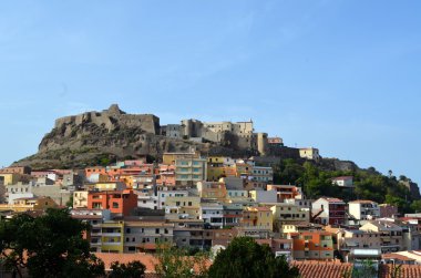 Castelsardo kale ve plaja Sardunya İtalya köy görünümü