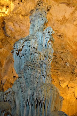 Pitoresk Ispingoli karstik Mağarası turistlerin Sardunya İtalya için ışıklı