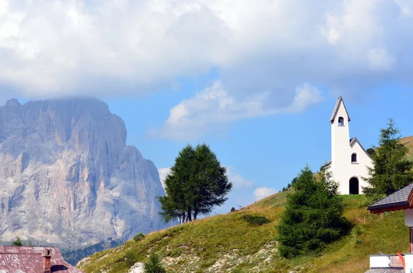 A Gardena pass dolomiti Olaszország fehér templom — Stock Fotó
