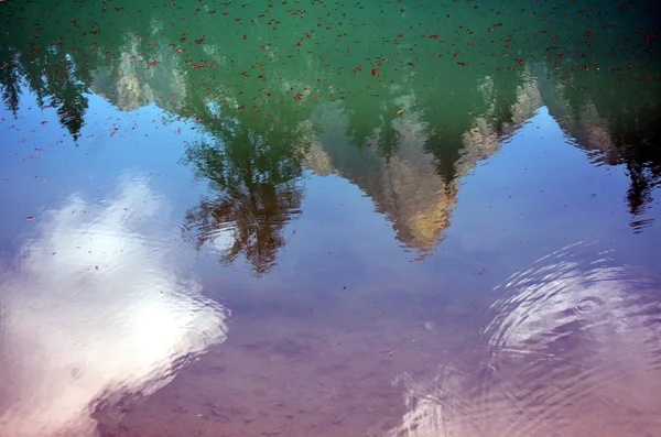 Доломиты, которые отражаются на озере — стоковое фото