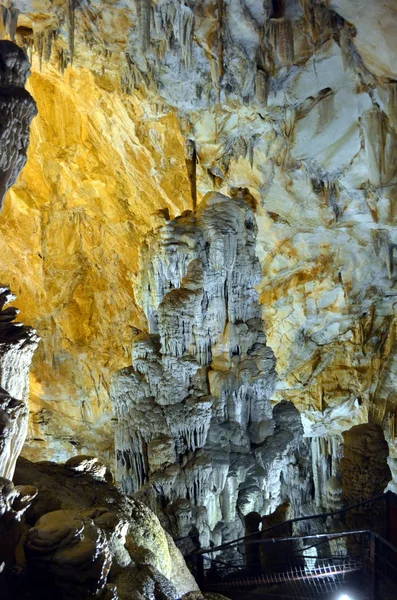 Picturesque karst features illuminated in the cave — Stock Photo, Image