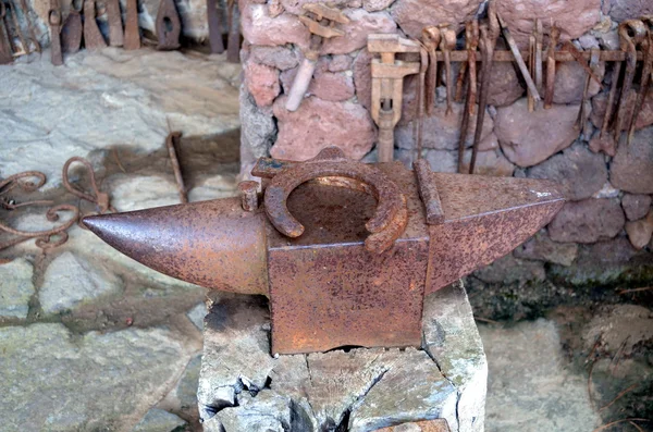 ファームで馬蹄形の古い鍛冶屋の金床 — ストック写真