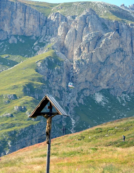 Crucifixo de madeira em uma montanha de prado — Fotografia de Stock