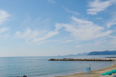 Eski iskele. Güneşli bir günde sakin denizi temiz mavi su