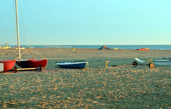 Łodzie na plaży podczas zachodu słońca — Zdjęcie stockowe