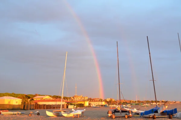 L'arcobaleno viene visualizzato attraverso un cielo dopo la tempesta — Foto Stock