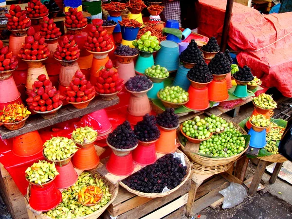 Colorido mercado de frutas y verduras en México . — Foto de Stock