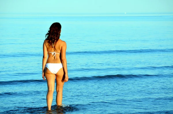 Menina que caminha ao lado do mar — Fotografia de Stock