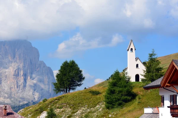 Kyrka till Gardena pass dolomiti Italien — Stockfoto