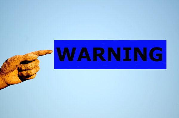 палец с прямоугольной синей этикеткой ВНИМАНИЕ
