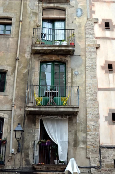 Balkon s žlutými židlemi a lahví vína — Stock fotografie