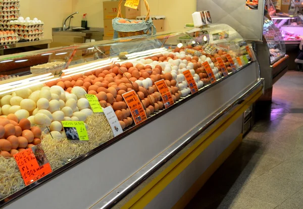 Handel mit Eiern auf einem spanischen Markt — Stockfoto