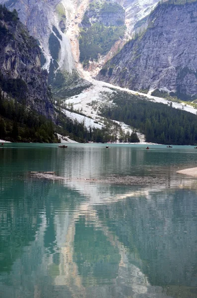 Lac de montagne dans le nord de l'Italie Dolomites Unesco — Photo