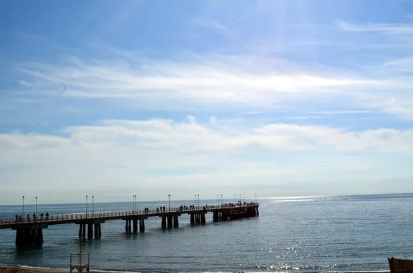 Vecchio molo di legno. Mare calmo con acqua cristallina in una giornata di sole — Foto Stock