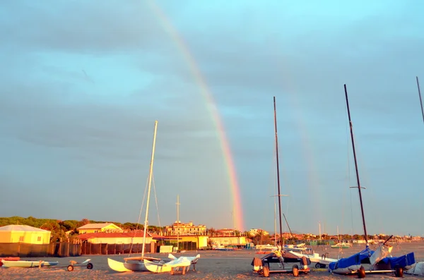 L'arcobaleno viene visualizzato attraverso un cielo dopo la tempesta — Foto Stock