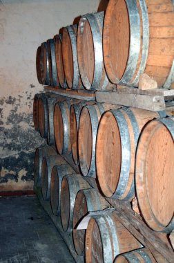 Arka plan bakış açısı içinde ahşap varil tam bir winecellar