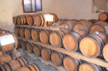 Arka plan bakış açısı içinde ahşap varil tam bir winecellar