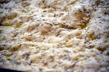 Taze pişmiş focaccia ekmek biberiye bitki ile kaplı