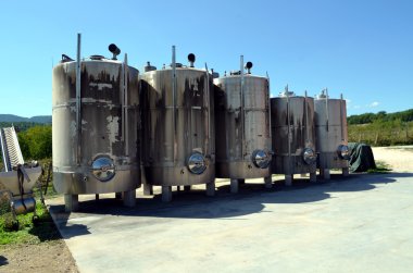 Modern imalatı şarap, şarap yapımı bir fermantasyon için paslanmaz çelik tanklar
