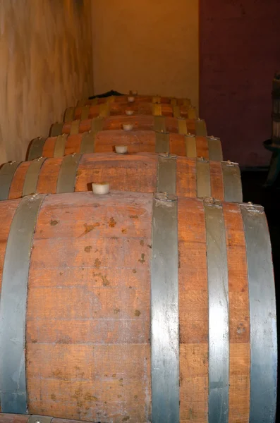 Perspektywa tło wewnątrz winecellar pełne drewniane beczki — Zdjęcie stockowe