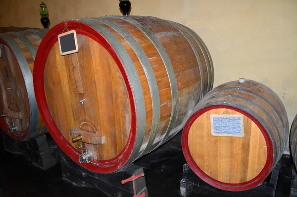 Prospettiva di fondo all'interno di una cantina piena di botti di legno — Foto Stock