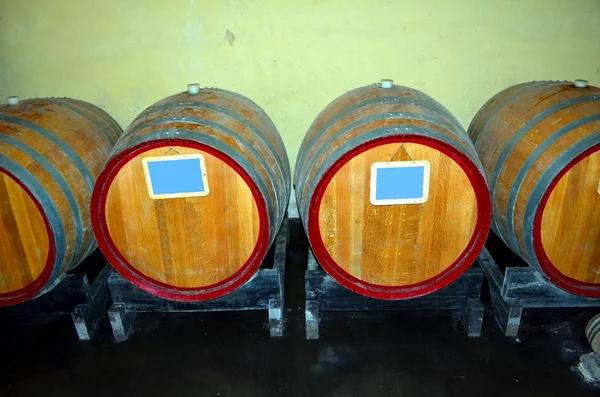 Achtergrond perspectief binnen een wijnkelder met houten vaten — Stockfoto