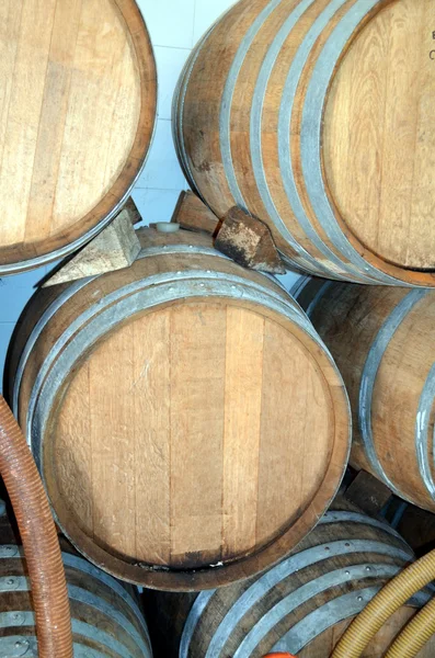Hintergrundperspektive in einem Weinkeller voller Holzfässer — Stockfoto