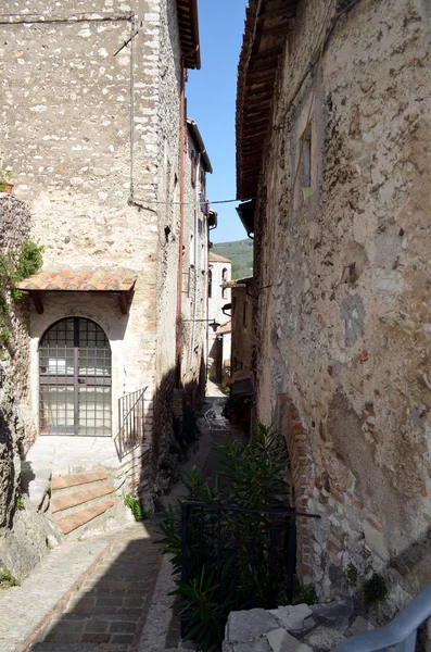 Beautiful view of old traditional houses and idyllic alleyway in the historic town — Stock Photo, Image