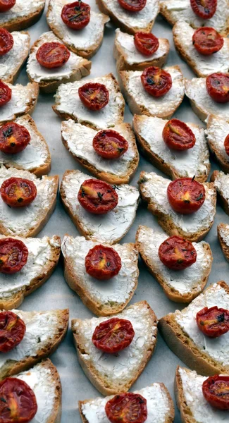 신선한 구운 focaccia 빵과 토마토 — 스톡 사진