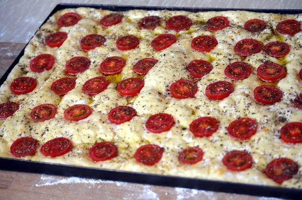 Pane focaccia al forno fresco con pomodori — Foto Stock