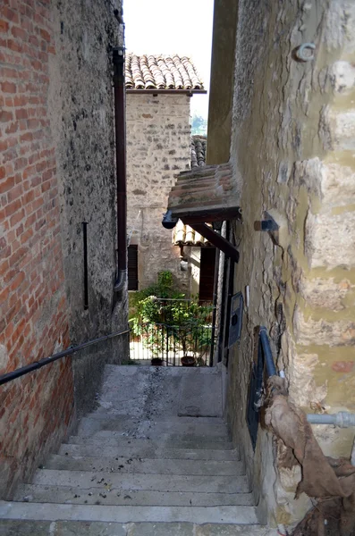 Blick auf ein typisches mittelalterliches Dorf in Italien — Stockfoto