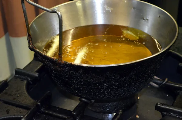 Human frying battered vegetables in hot oil — Stock Photo, Image