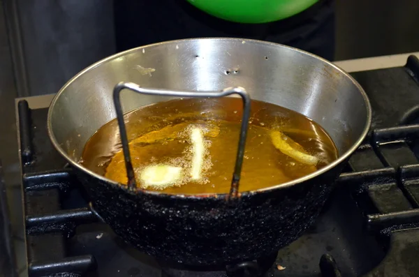 Freír verduras maltratadas en aceite caliente — Foto de Stock