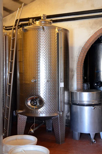 Tanques de aço inoxidável para uma fermentação de vinho Fabricação moderna de vinificação — Fotografia de Stock