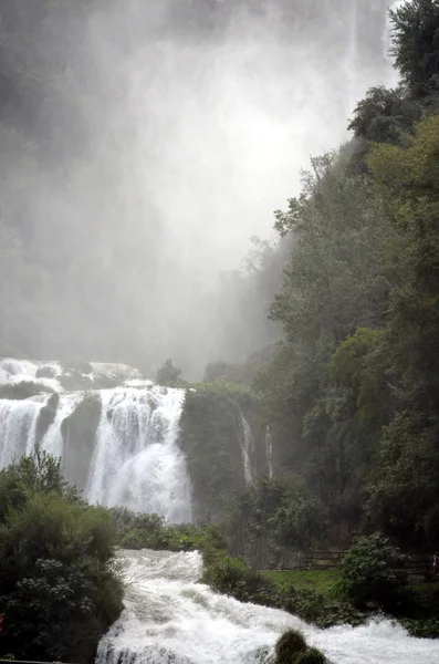 El poder de la cascada en medio de la naturaleza — Foto de Stock