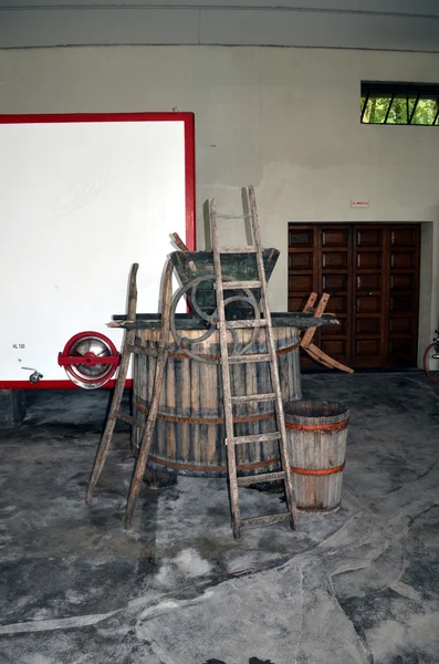 Processo de fermentação do vinho em garrafões — Fotografia de Stock