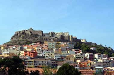 Castelsardo kale ve plaja Sardunya İtalya köy görünümü