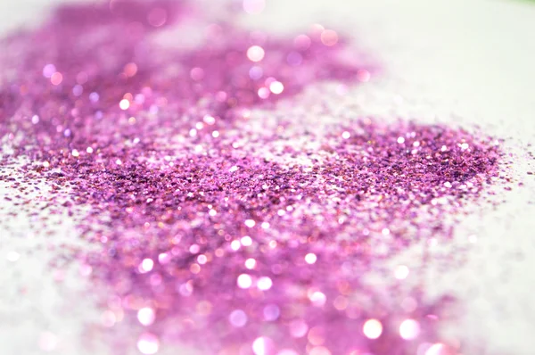 Fond flou de paillettes violettes scintille sur la surface blanche — Photo