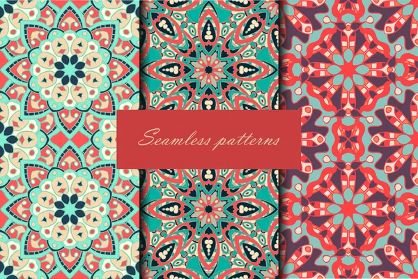 Set mit drei nahtlosen Mustern. dekorative Vintage-Muster mit Mandalas. Vektorhintergründe — Stockvektor