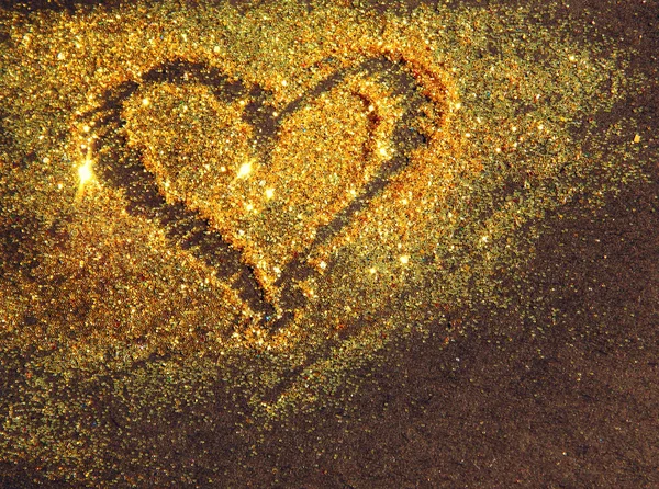 Hjärta av gyllene glitter på svart bakgrund — Stockfoto