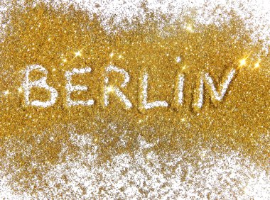 Beyaz arka plan üzerinde yazıt Berlin altın glitter üzerinde parıldıyor