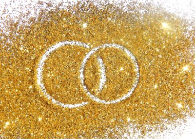 İki alyans altın glitter üzerinde beyaz zemin üzerine ışıltı